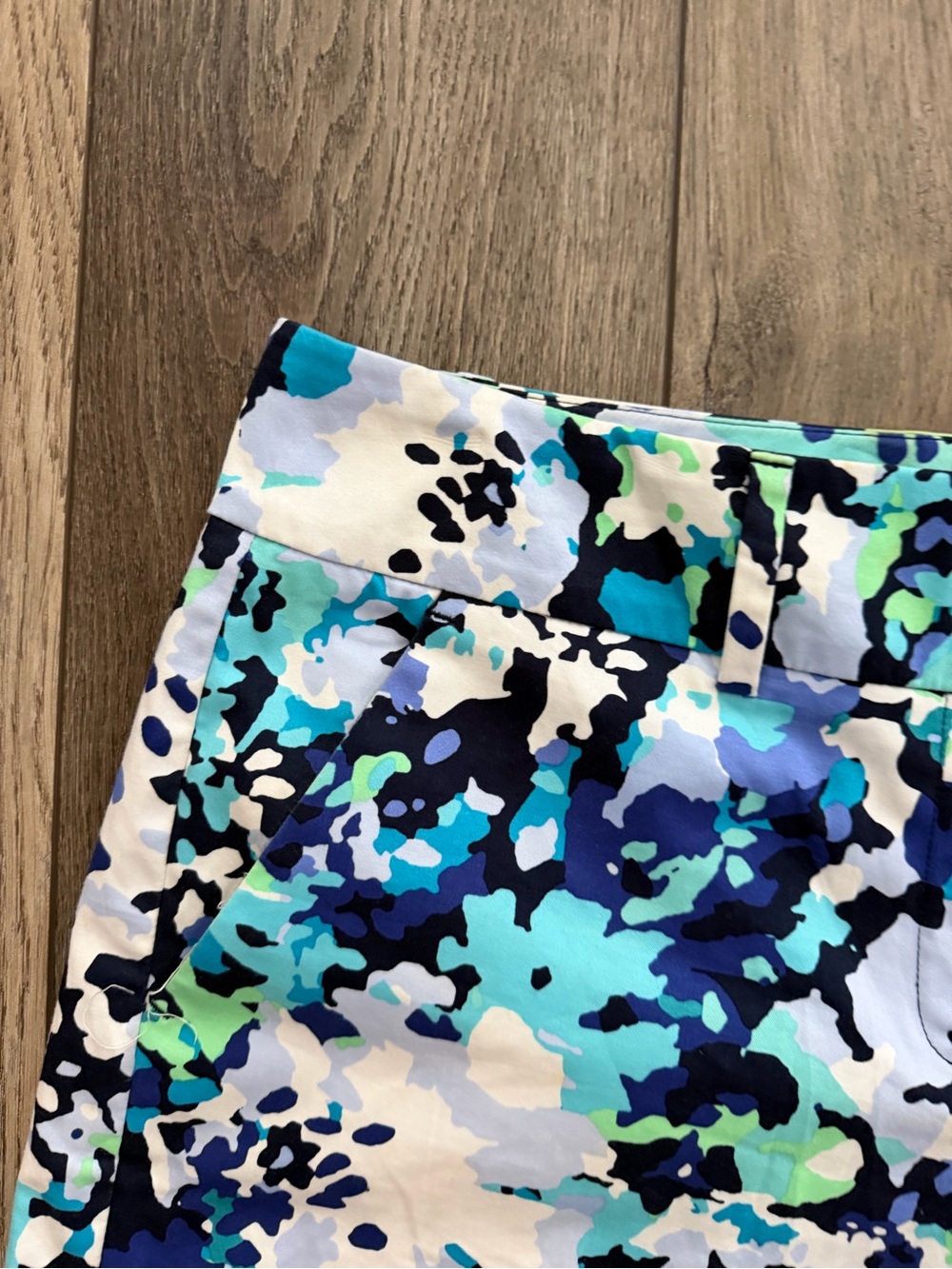 New York & Company Aqua Blue Multi-Print Mid Waist Shorts Size 8 - Picture 2 of 8